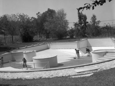  ניקוי וצביעת הבריכה; 1973