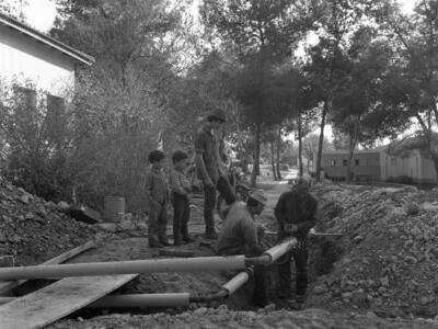  הנחת צנרת קיטור לחימום; 1972