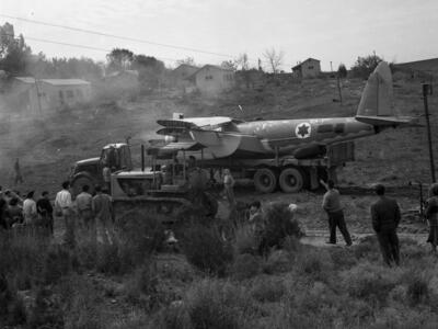  הובלת האווירון (מוסקיטו) לאמפי ' בקיבוץ למשחק היל