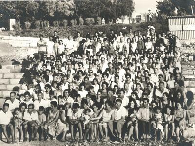 34866 - 4.1.3.28 חברי הקיבוץ מצטלמים באמפיתאטרון 1965.jpg