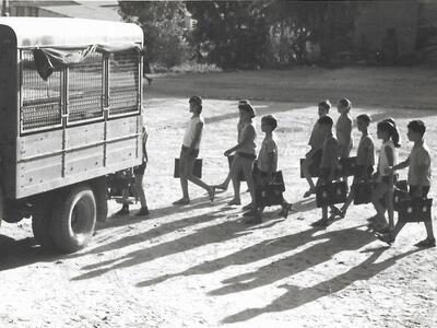 52179 - יוצאים לביהס רפי שרית טל סמדר  ואלה.jpg