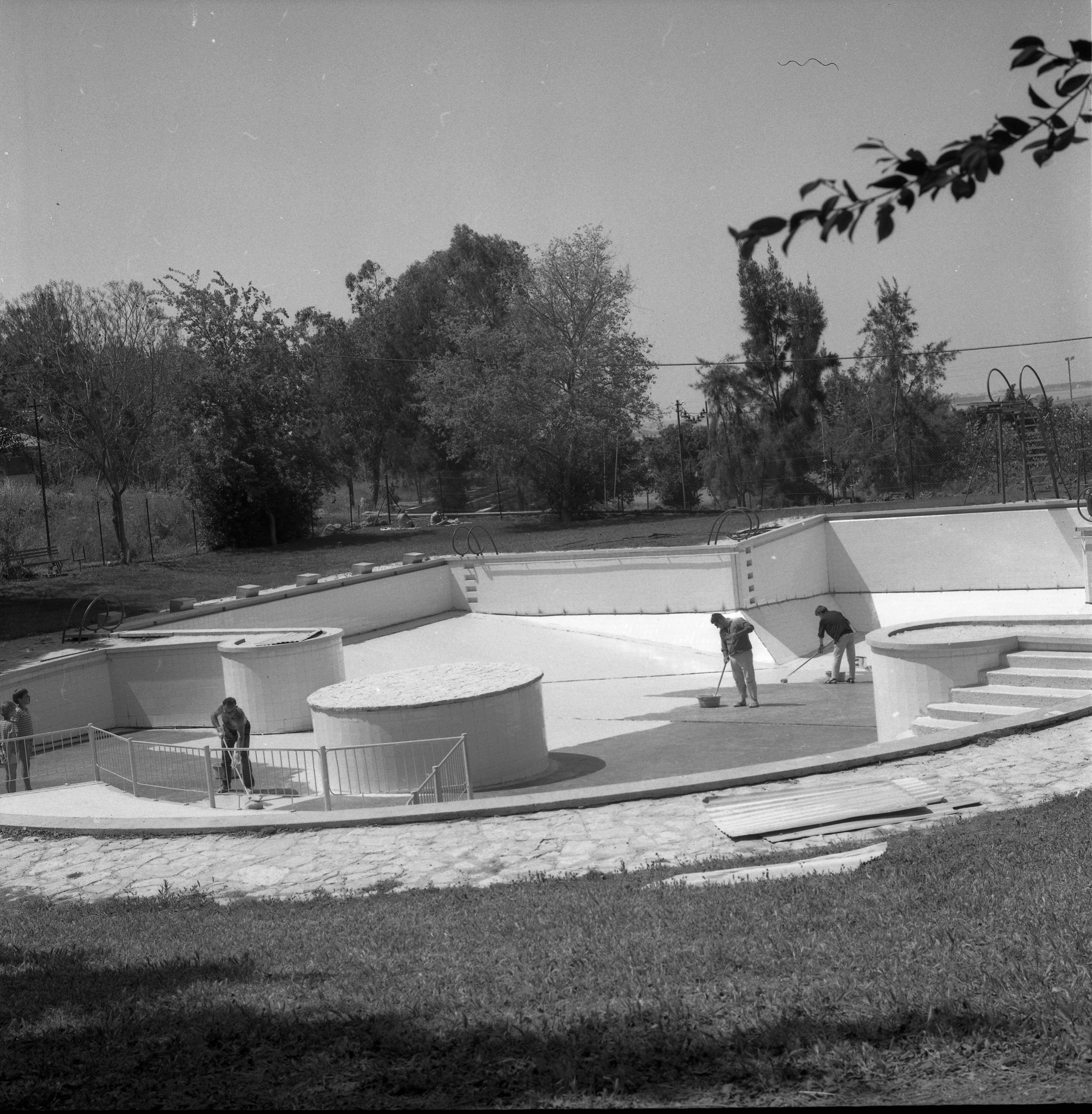  ניקוי וצביעת הבריכה; 1973