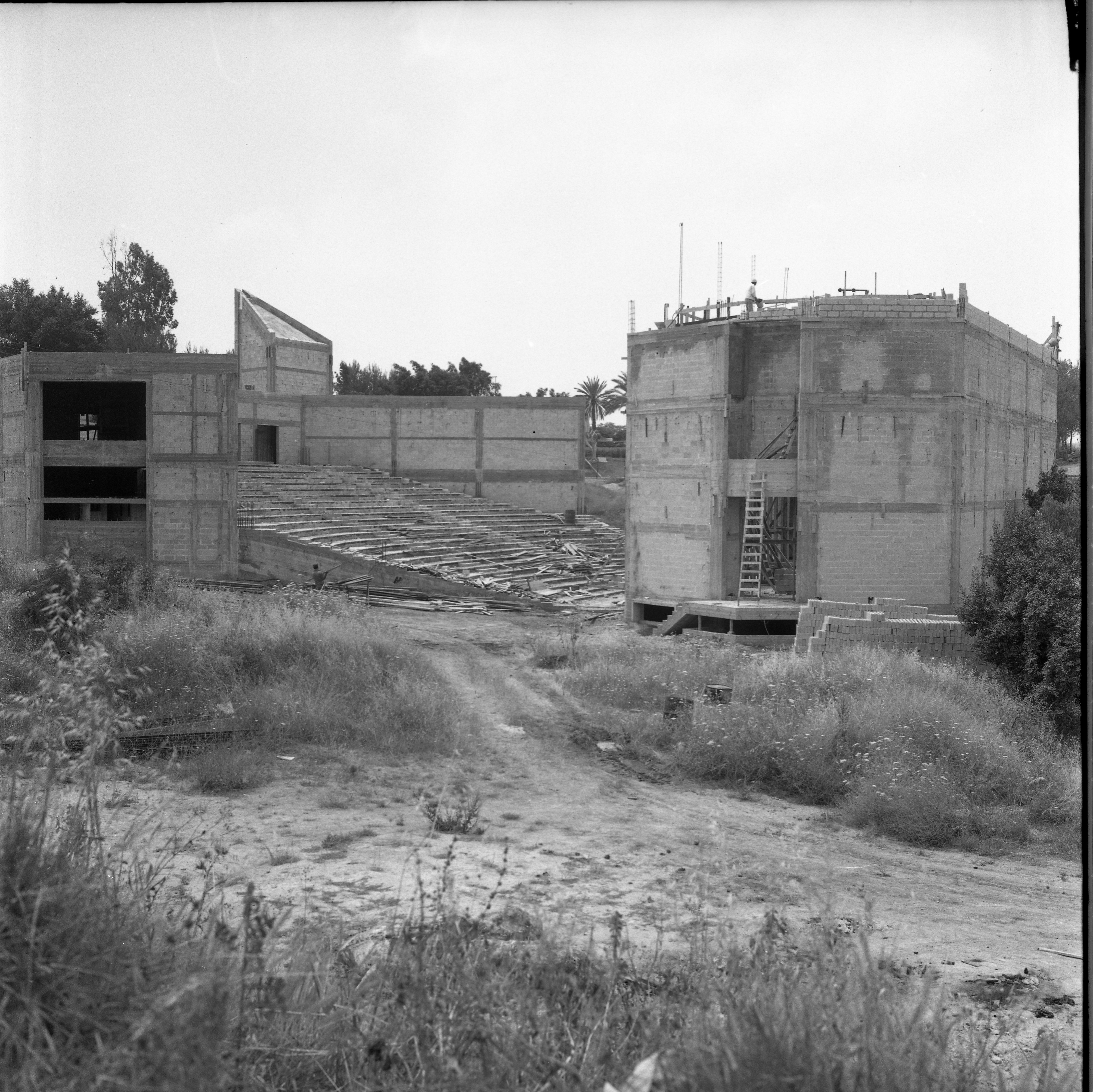  בית הבנים; 1975