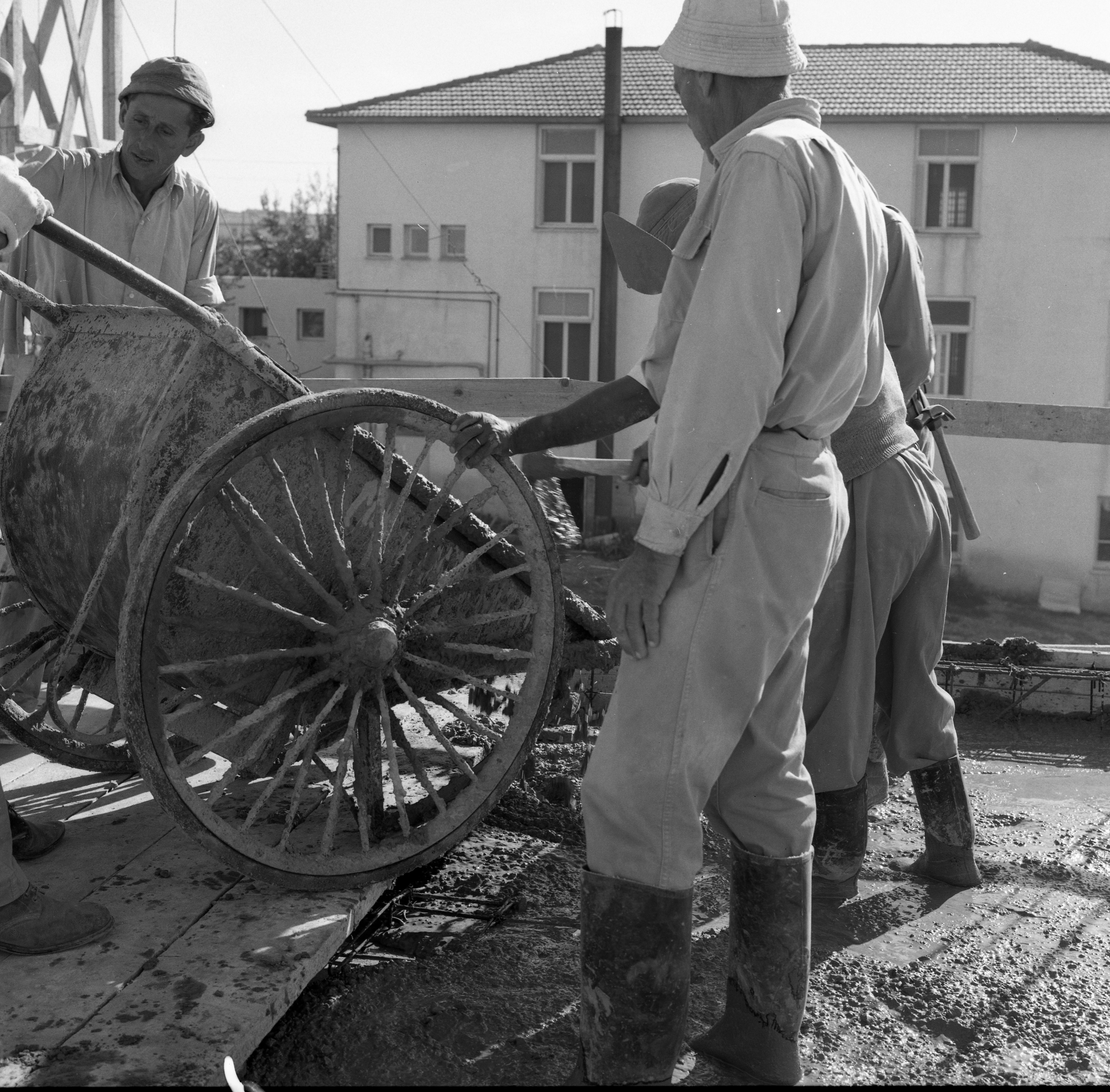  בניית בניין במוסד; 1965