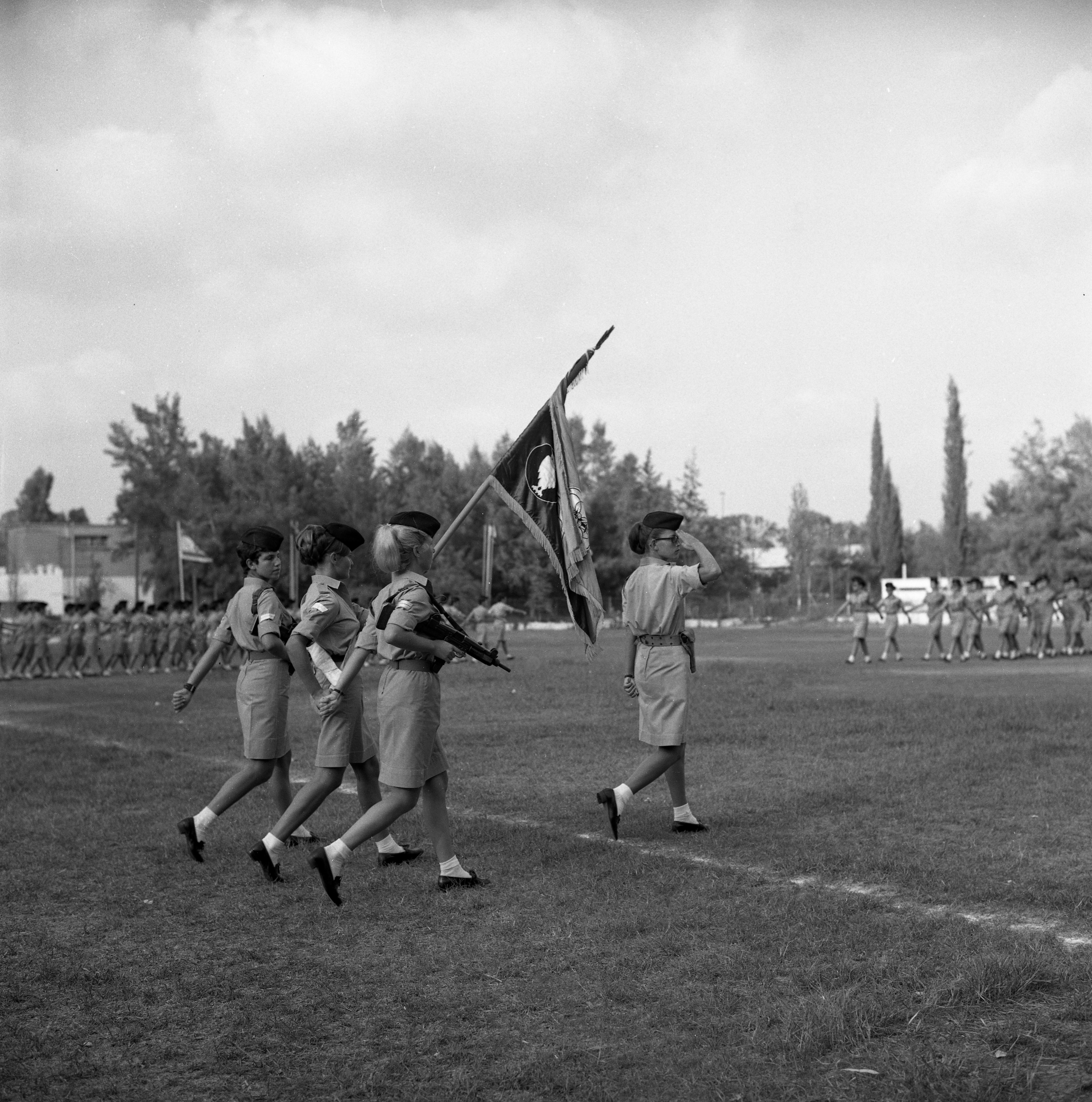  מסדר חיילות עם מפקדת חיל הנשים אל"מ סטלה לוי; 196