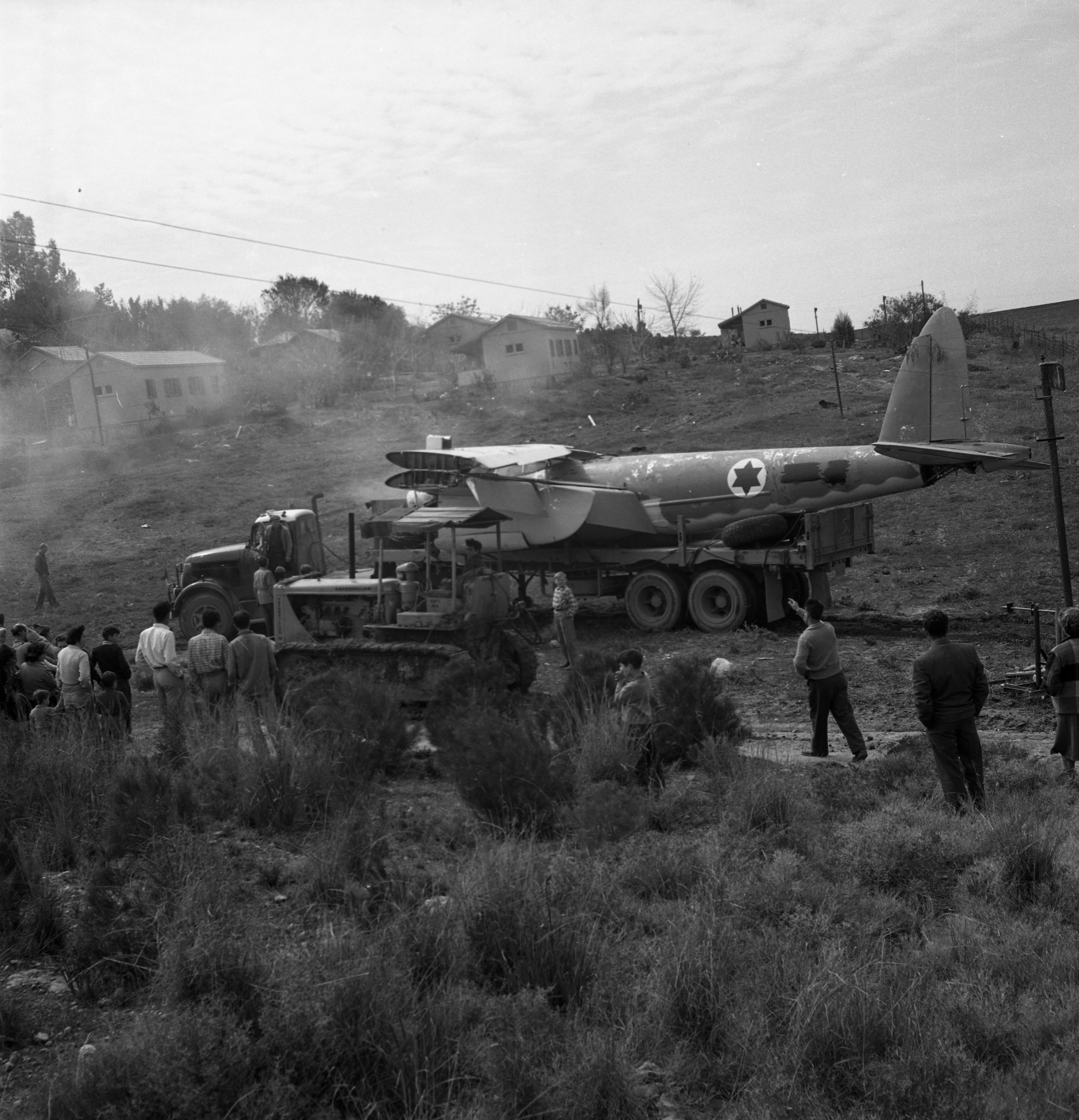  הובלת האווירון (מוסקיטו) לאמפי ' בקיבוץ למשחק היל