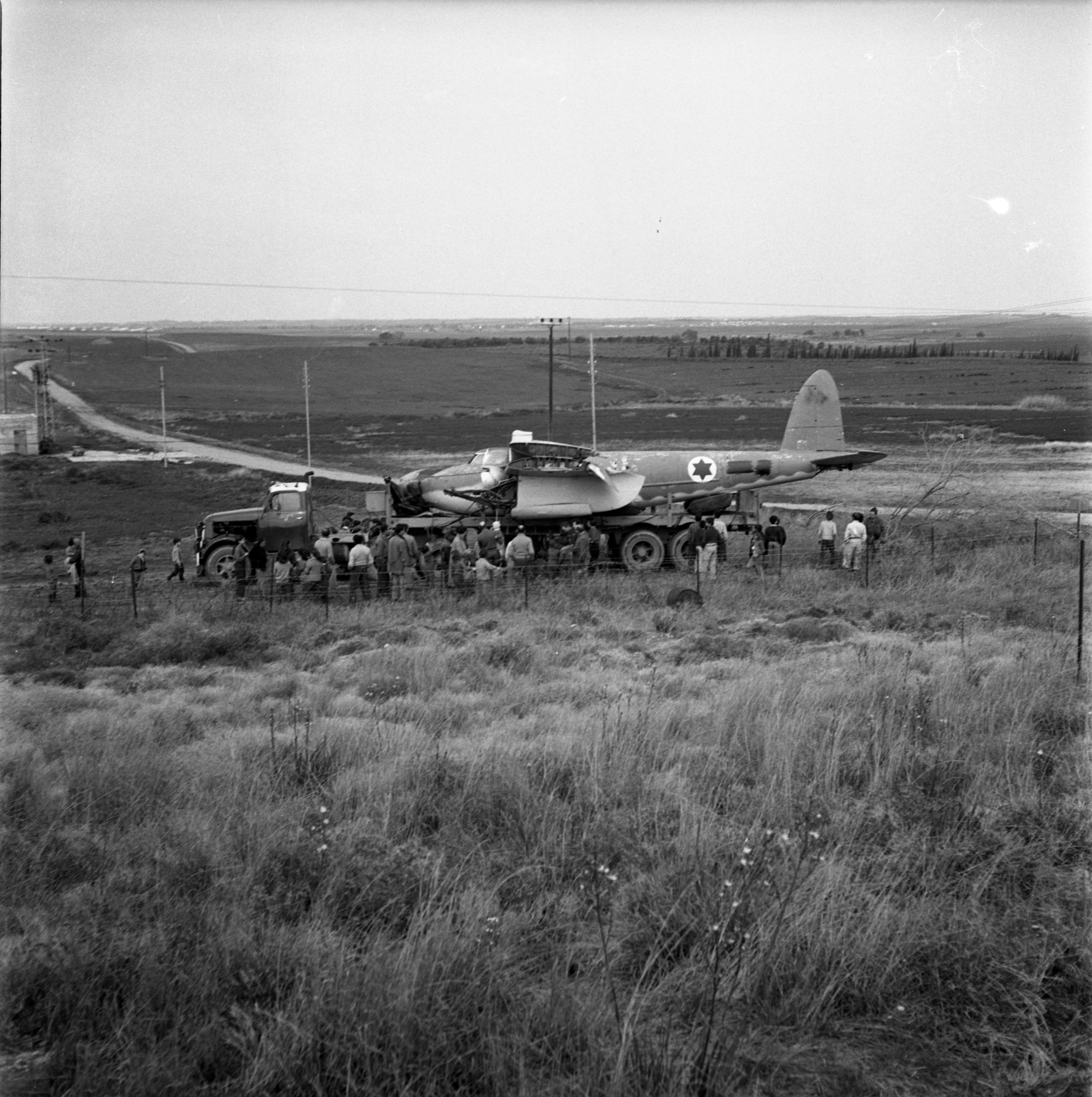  הובלת האווירון (מוסקיטו) לאמפי ' בקיבוץ למשחק היל