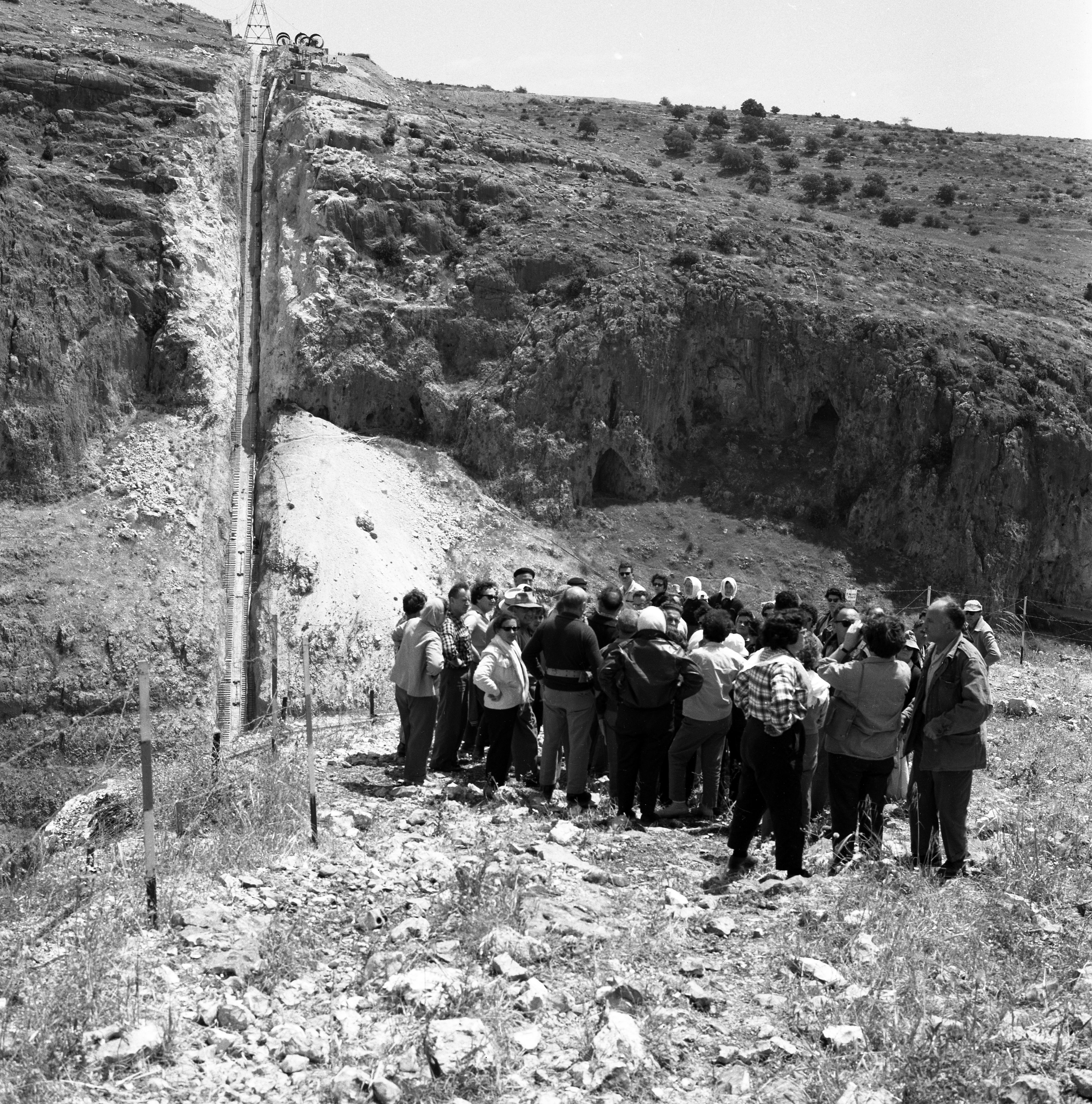  הטיול לגליל, סיפון מוביל המים הארצי ב נחל עמוד ; 