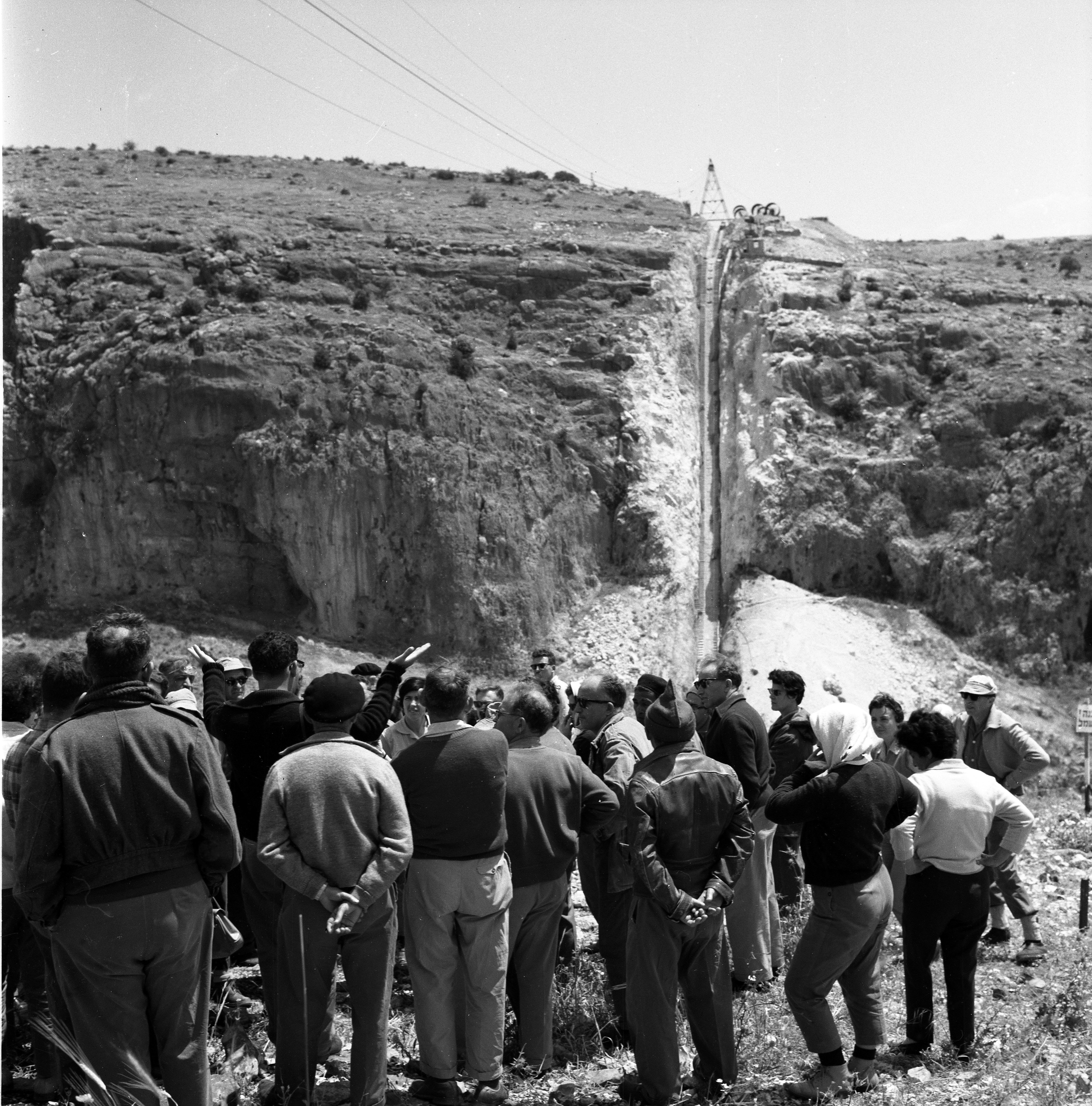  הטיול לגליל, סיפון מוביל המים הארצי ב נחל עמוד ; 