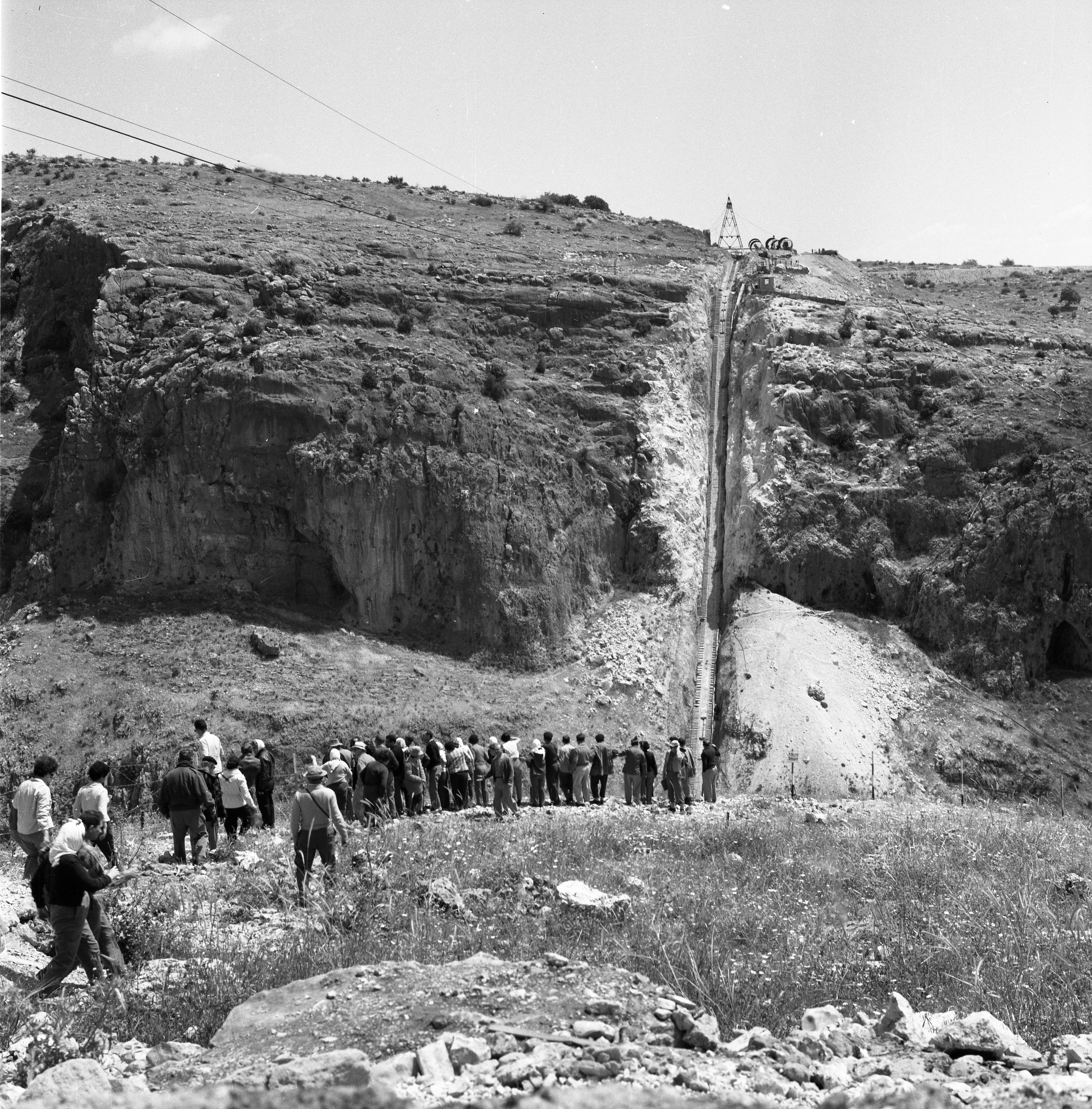  הטיול לגליל, סיפון מוביל המים הארצי ב נחל עמוד ; 