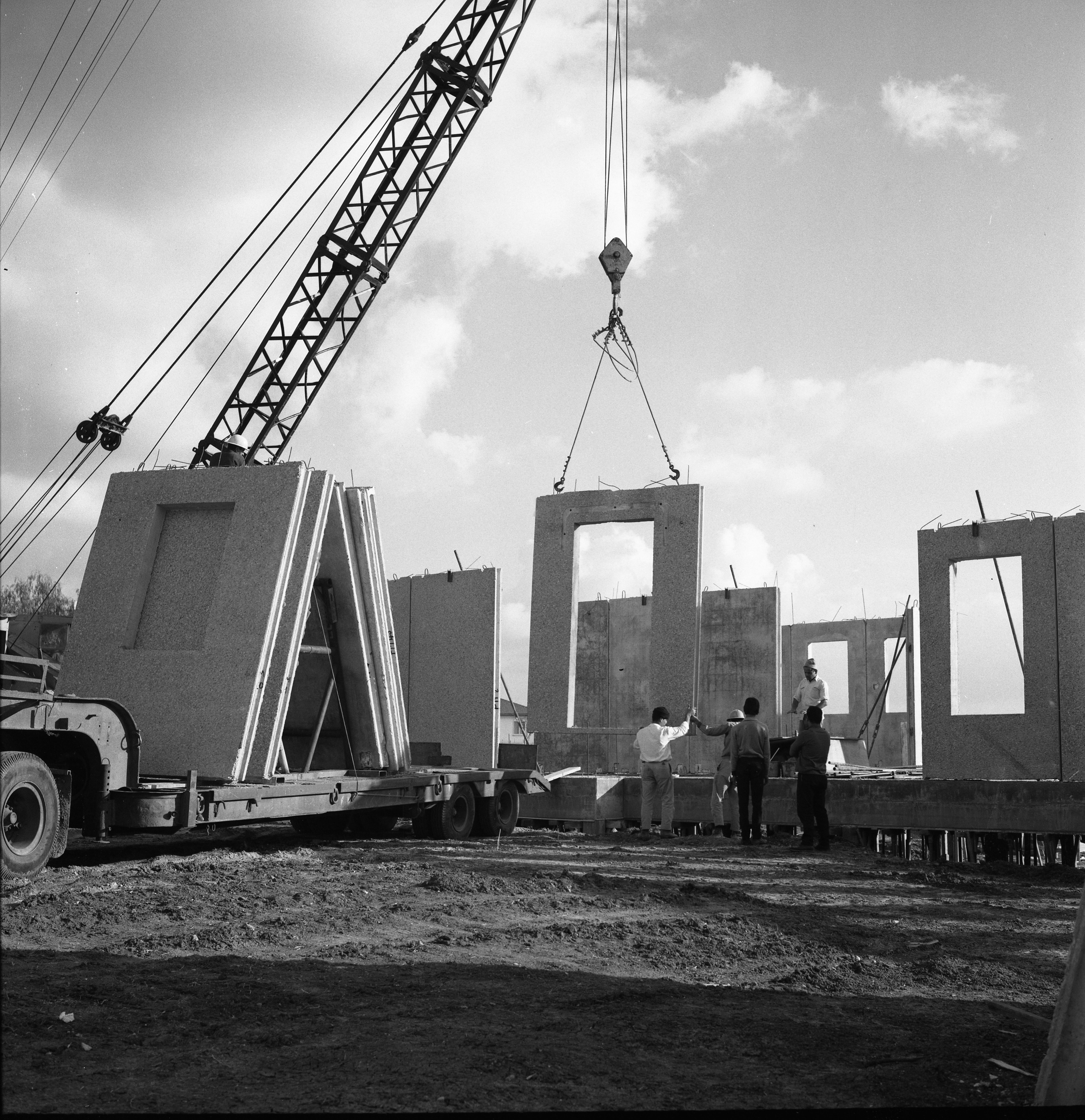  הקמת חדר האוכל מבוסד צופית ; 1970