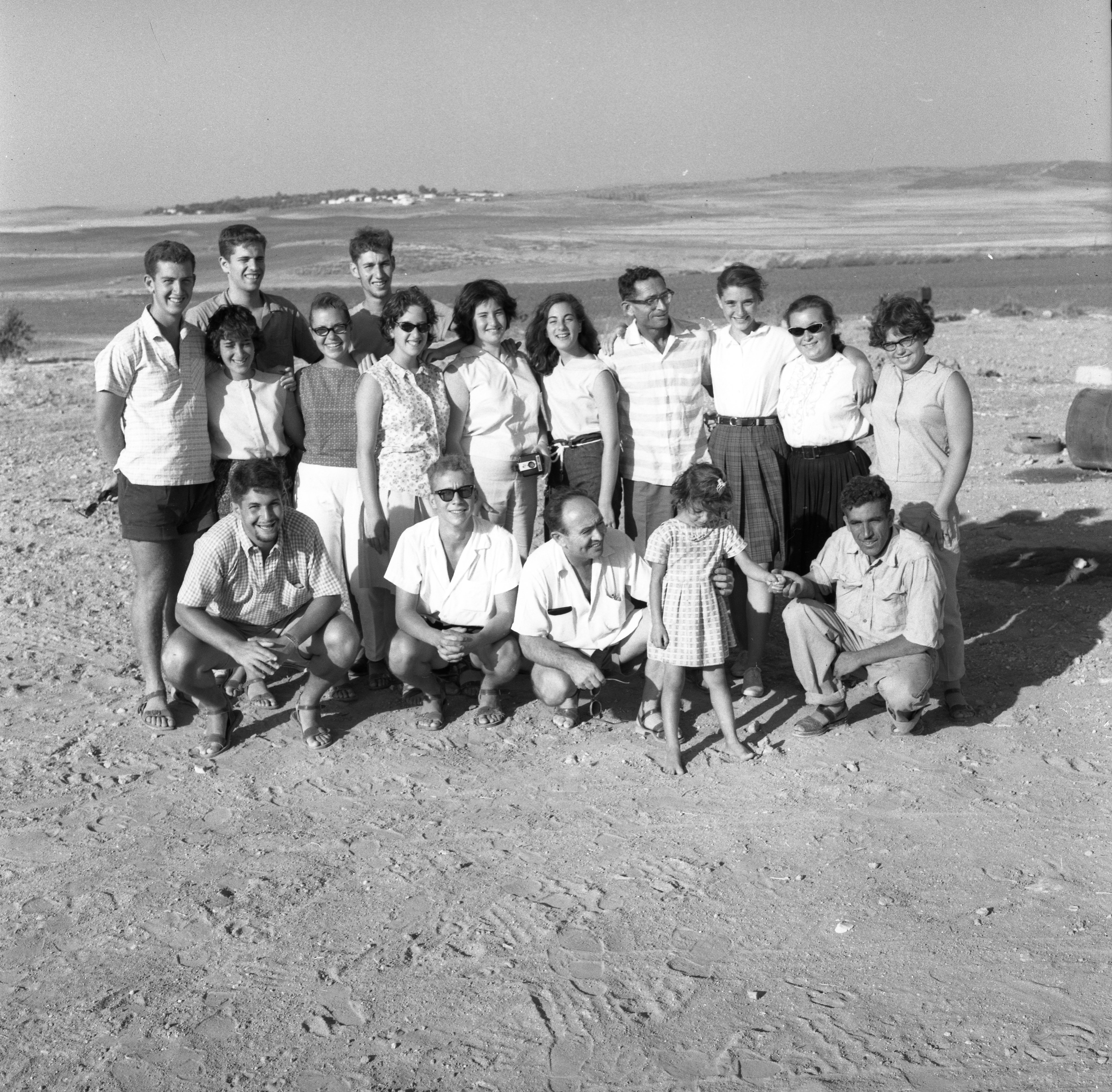  ברקע כפר מנחם. מכון קיץ; 1962