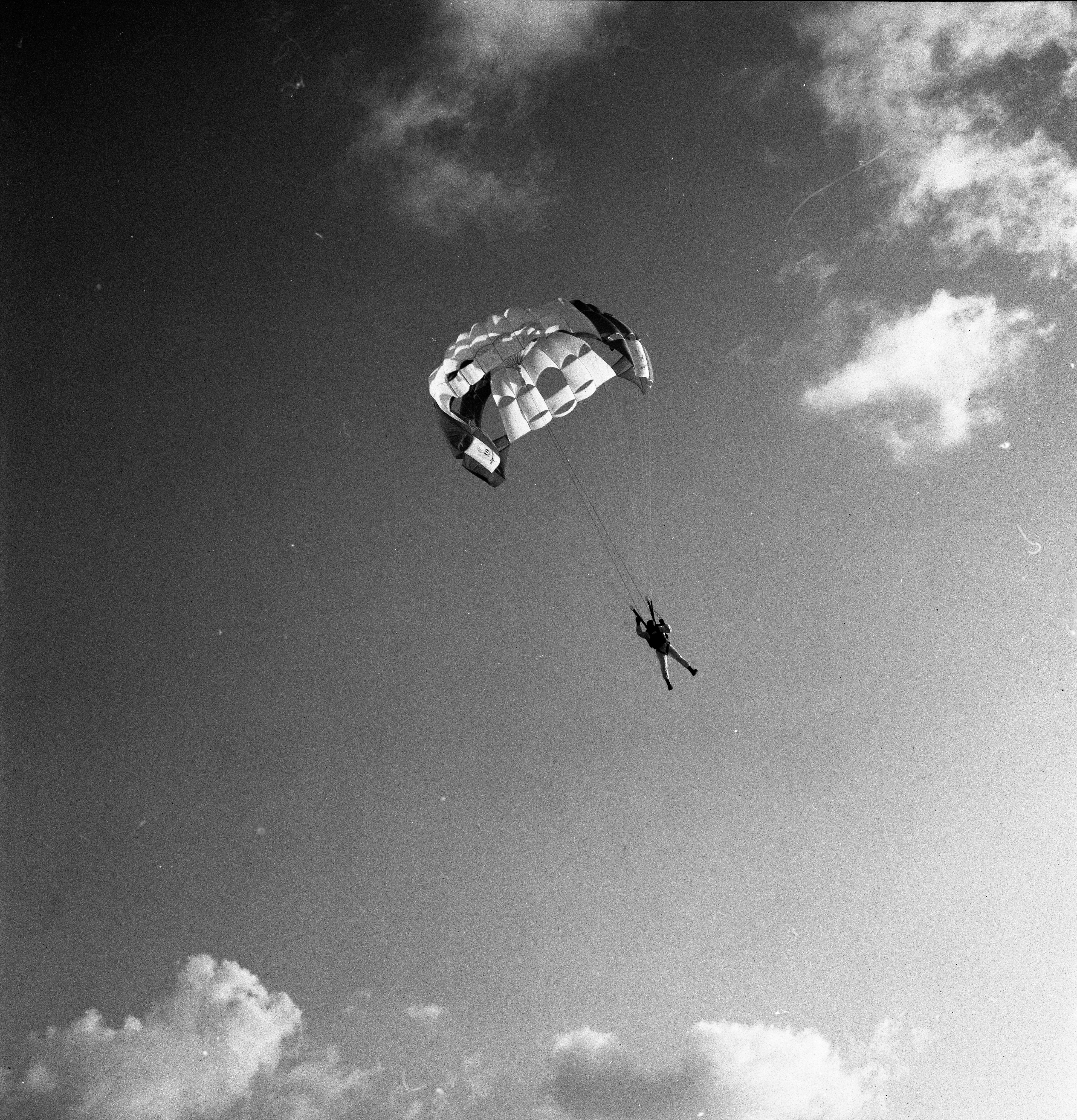  מפגן צניחה בשדות כפר מנחם; 1968