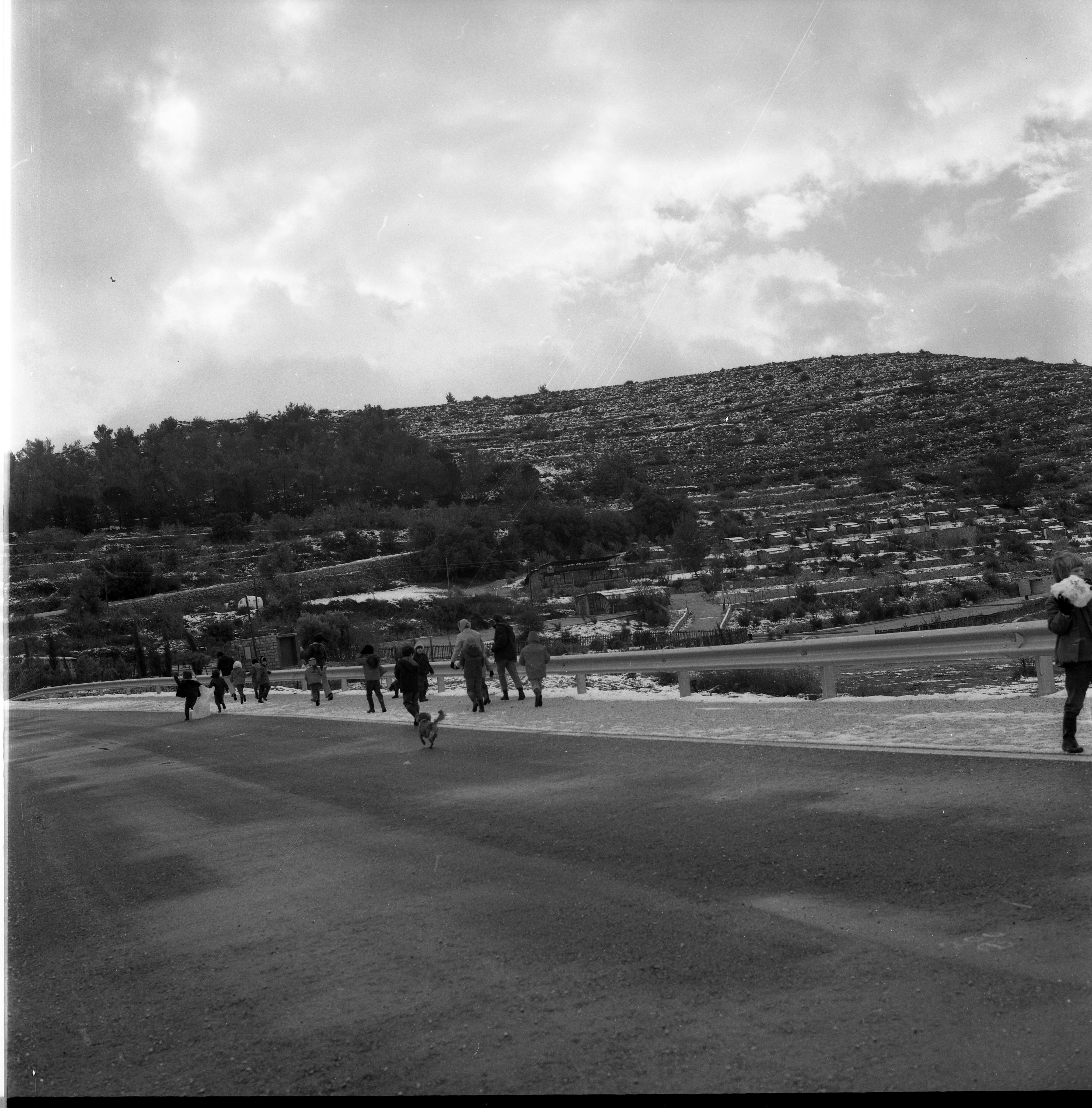  עם גן אוכמה בשלג בסביבות ירושלים ; 1969