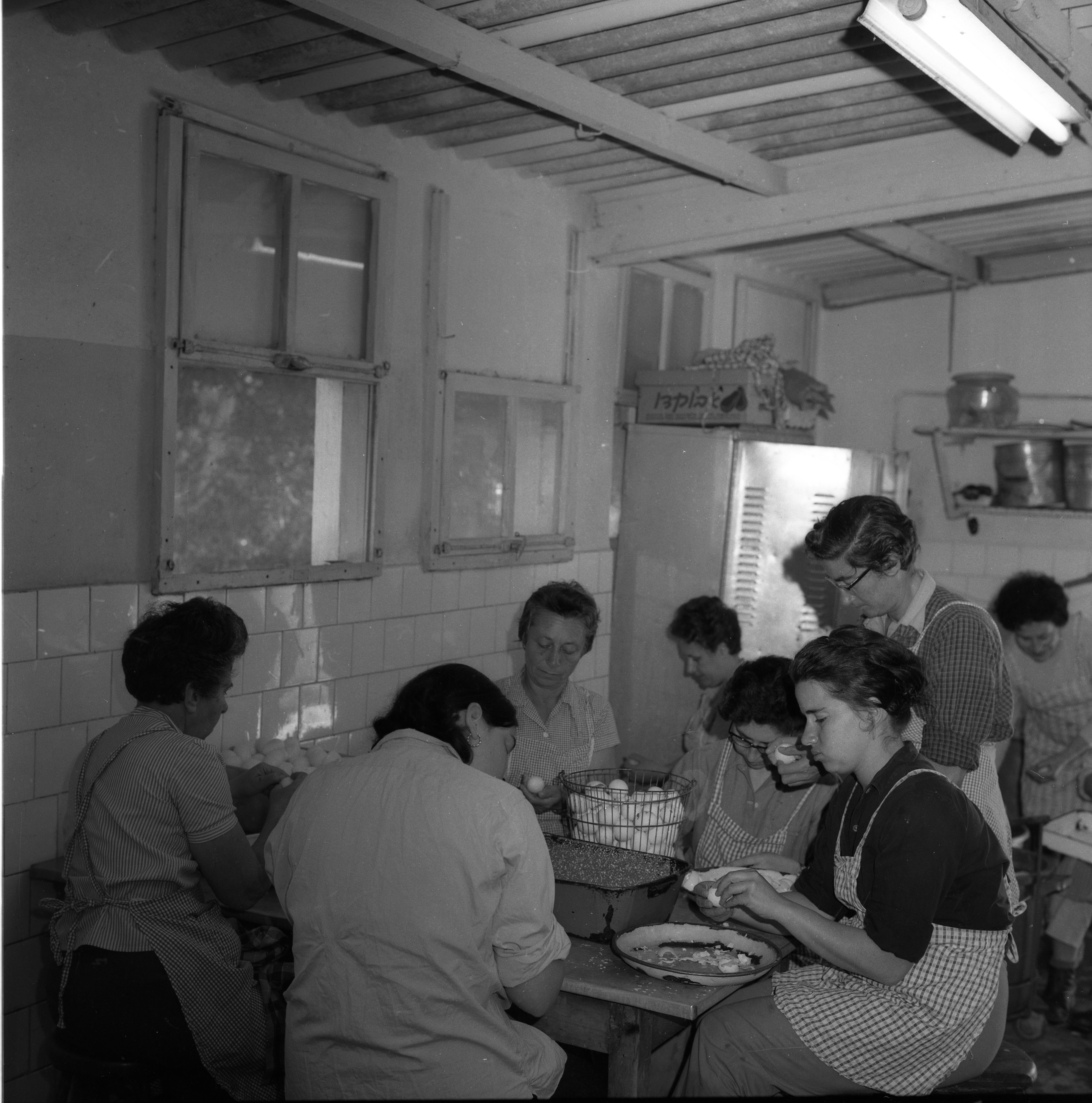  הכנות לערב פסח תשכ"ה במטבח; 1965