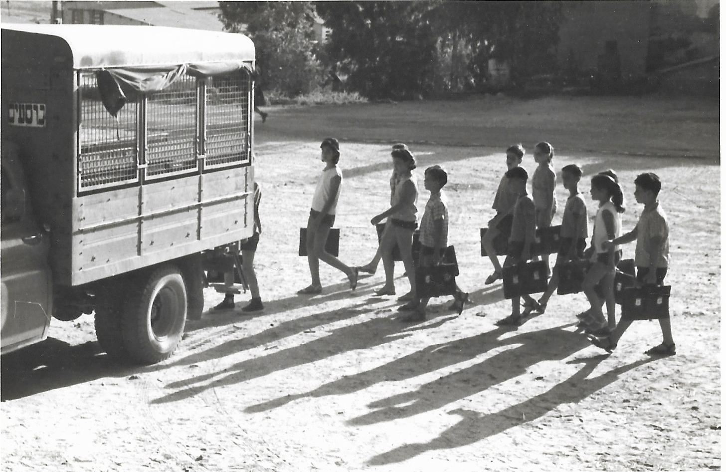 52179 - יוצאים לביהס רפי שרית טל סמדר  ואלה.jpg