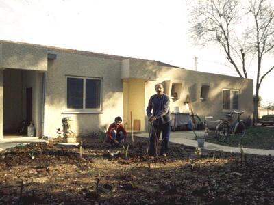 16281 -רות וחיים יערי בביתם בשיכון ד.jpg