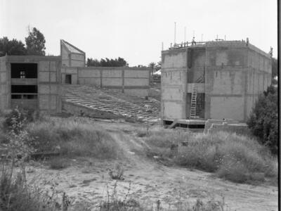  בית הבנים; 1975