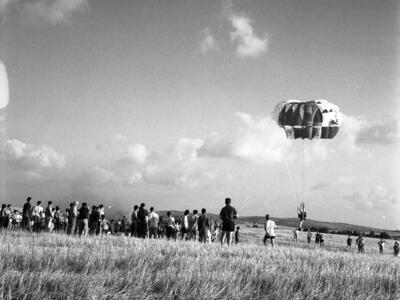  מפגן צניחה בשדות כפר מנחם; 1968