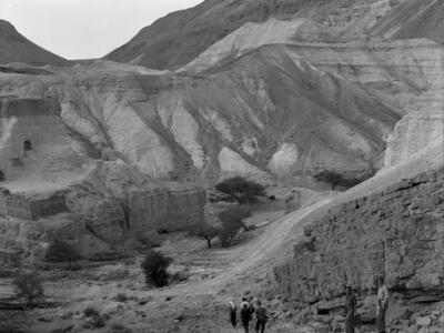  עם ציירי הקבה"א ליד מצד זהר ; 1964