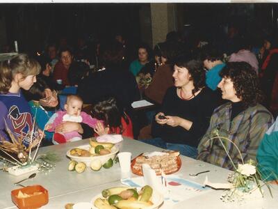 27743 - 3.3.2.16 מסיבת חנוכה 1987. ניצה אפל, שרה אפל, מירי שרון.jpg