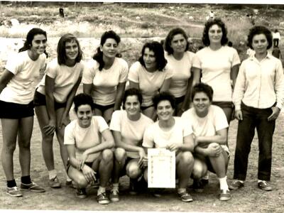 38870 - נבחרת יד נשים. אורנה, ציפי, נועה, מאירה, רבקה, גבי, תלמה, אביבה, ניצה.jpg